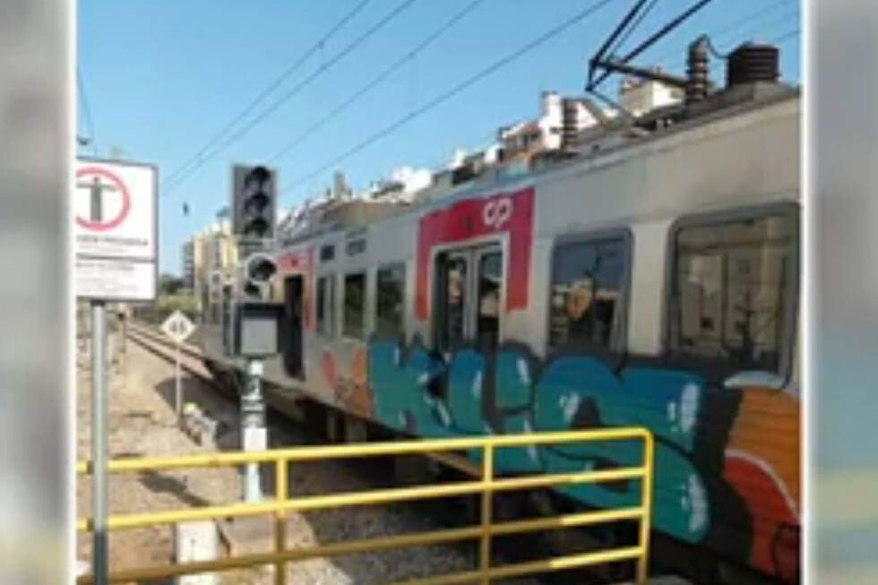 Comboio pára em Benfica e deixa passageiros em pânico