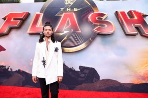 Ezra Miller 'grato' por fim de processo de assédio a uma criança de 12 anos