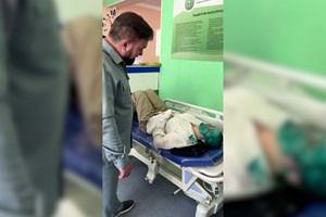 Jornalista russa da Novaya Gazeta pontapeada no corpo e na cara na Chechénia