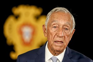 Marcelo Rebelo de Sousa transportado para o hospital após desmaio em faculdade na Caparica