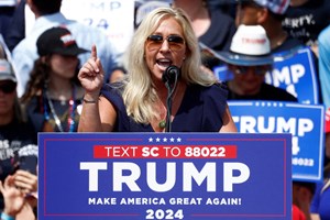 Trumpista chama 'pequena vadia' a colega e é expulsa pelos republicanos radicais