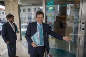 Ex-CEO do Novo Banco, António Ramalho, na Cruz Vermelha debaixo de fogo