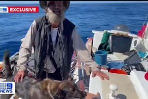 Homem e cadela sobrevivem dois meses à deriva no mar 