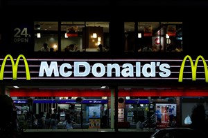 McDonald's: funcionários britânicos denunciam assédio e agressão sexuais 