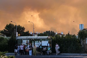 Incêndio de grandes dimensões em Cascais faz um ferido e obriga ao corte da A5