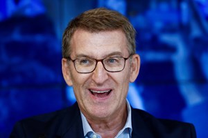 Espanha: Feijóo, 'o político que não queria ser político' tenta chegar a primeiro-ministro