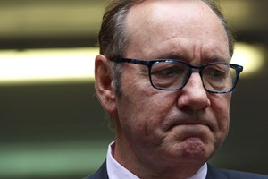 Kevin Spacey ilibado de todas as acusações de crimes sexuais