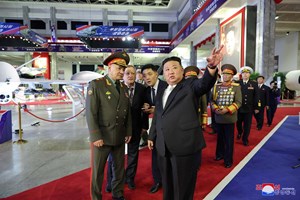 Kim Jong-un mostra mísseis banidos ao ministro da Defesa da Rússia