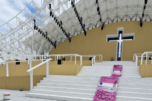 JMJ: Bordalo II instala 'passadeira da vergonha' no palco-altar em crítica ao investimento