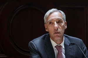 Gomes Cravinho nega estar debilitado como ministro com casos da Defesa