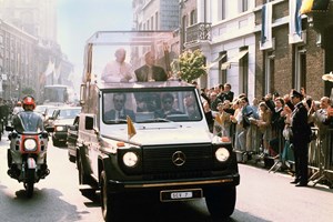 De Ferrari a camiões: Os papamóveis que têm transportado os sumo pontífices pelo mundo