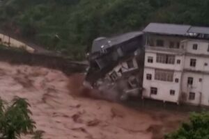 Vídeo mostra o momento em que prédio desaba durante enxurrada na China