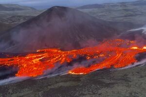 Imagens impressionantes mostram rio de lava que percorre vulcão em erupção na Islândia