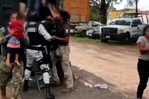 Polícia mexicana liberta cerca de 200 migrantes que estavam fechados em camião
