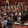 Caos no parlamento de Kosovo com deputado a tentar agredir primeiro-ministro
