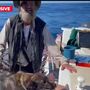 Homem e cadela sobrevivem dois meses à deriva no mar 