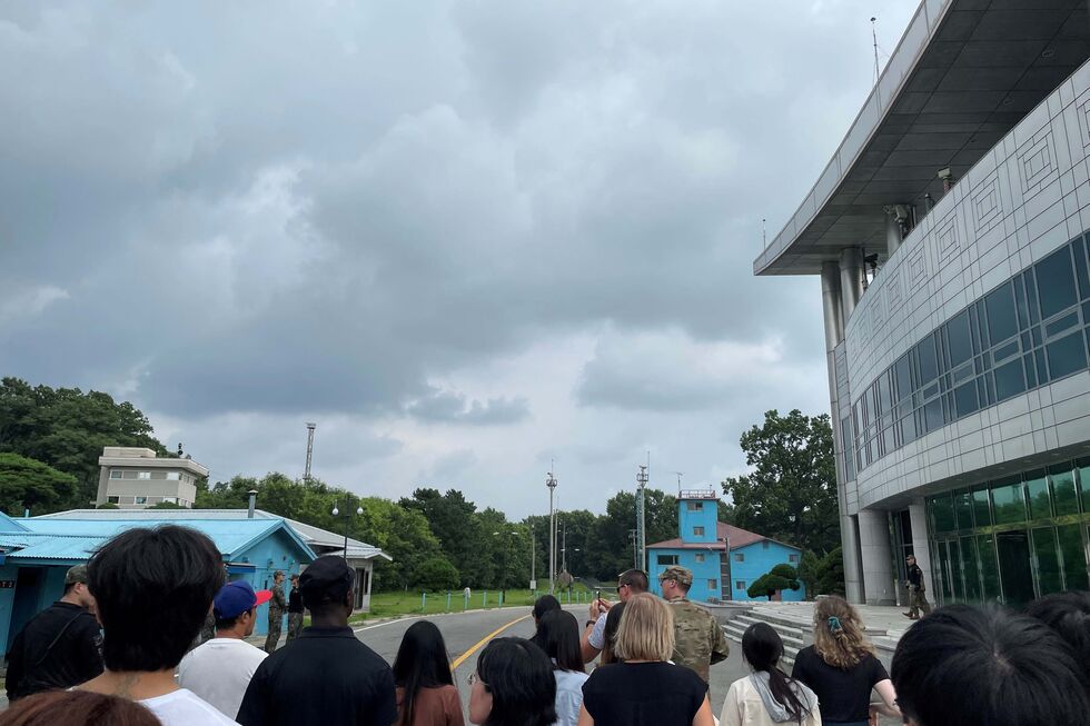 Travis King (de camisa preta e chapéu preto) 