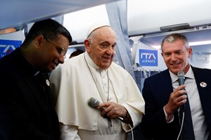 Papa distribuiu sorrisos, bênçãos e até fez piadas a jornalistas no voo até Lisboa