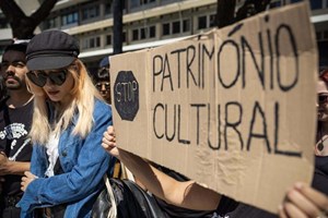 Músicos e lojistas regressam ao Stop depois de duas semanas com espaços selados