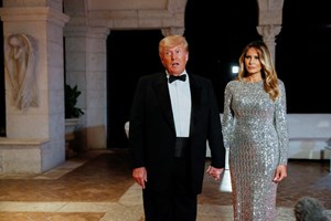 Por que está calada Melania Trump?