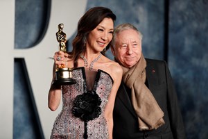Após 19 anos noiva, Michelle Yeoh casou. Conheça outros noivados longos