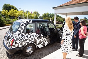 Mimar os clientes VIP com smartphones, doces e joias