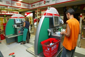 Empresas contra praga de roubos nas caixas self-checkout 