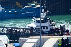 UE nega ter recusado acordo para receber migrantes após cruzarem o Canal da Mancha