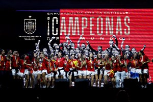 Mundial feminino. Espanha celebra conquista após regresso a casa