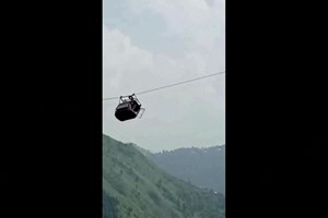Sete crianças presas em teleférico a 274 metros de altura no Paquistão