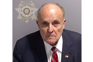 Rudy Giuliani entrega-se e é libertado após pagar 150 mil dólares 