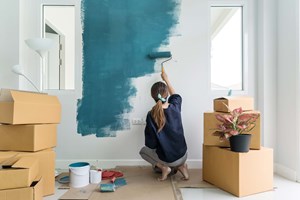 Há uma forma de pintar a sua casa… sem tinta