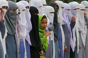 França proibiu abaya muçulmana nas escolas. No primeiro dia de aulas quase 300 alunas usaram-na
