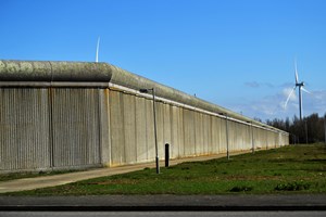 Crianças migrantes estão a ser presas em celas com adultos condenados por crimes sexuais