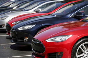Tesla vai a tribunal responder pela morte de condutores que viajavam em piloto automático