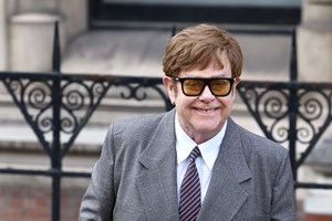 Elton John recebe alta do hospital após queda 