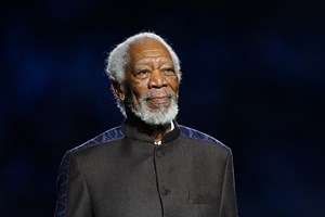Aos 86 anos, a voz de Morgan Freeman ainda comove