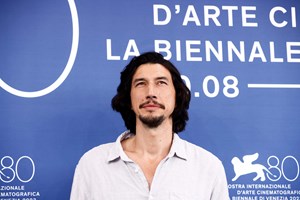 “Uma tática eficaz”: Adam Driver explica a presença em Veneza durante greve de atores