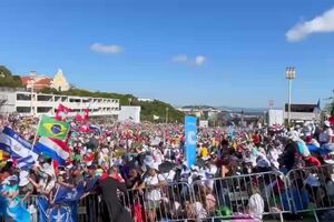 Faltam duas horas para a missa de abertura mas o Parque Eduardo VII já está cheio