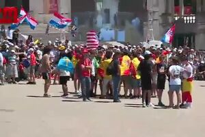 Peregrinos de diversas nacionalidades fazem a festa em Fátima antes da chegada do Papa