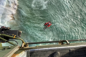 Vídeo mostra mulher a ser resgatada pela Força Aérea na praia da Ursa em Sintra