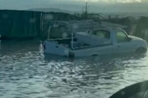 Imagens mostram veículos submersos e berma de estrada a ruir após cheias na Califórnia 