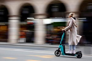 Aluguer de trotinetes oficialmente proibido em Paris
