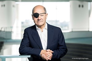 Chanceler alemão cai e brinca: “Estou ansioso para ver os memes”