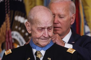 Piloto desrespeitou ordem na guerra do Vietname. Agora foi condecorado pela Casa Branca