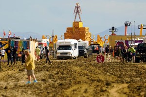 Pessoas presas na lama, mortes, chuvas e “fake news”. Tudo o que correu mal no festival nos EUA