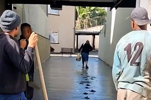 Mulher caminha em cimento molhado no Brasil