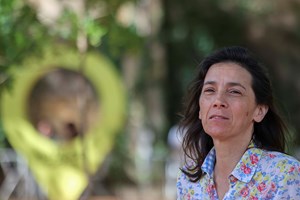 Com 50 anos, professora vive num quarto para poder dar aulas