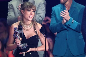 Taylor Swift triunfa nos prémios MTV numa gala dominada pelas mulheres  