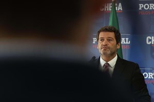 Moção de censura. Chega divide direita